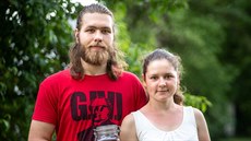 Studenti Jiří Mareš a Nikola Kojanová chystají v Českých Budějovicích obchůdek,... Studenti Jiří Mareš a Nikola Kojanová chystají v Českých Budějovicích obchůdek,...