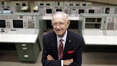 Chris Kraft v původním řídícím středisku v Johnson Space Center v Houstonu,... Chris Kraft v původním řídícím středisku v Johnson Space Center v Houstonu,...