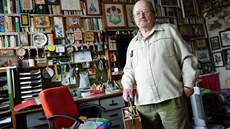 Značkař Jindřich Motl s legendární bedničkou na barvy, se kterou se začínal v... Značkař Jindřich Motl s legendární bedničkou na barvy, se kterou se začínal v...