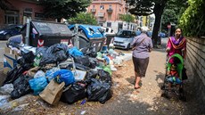 Neuklizené odpadky v ímské tvrti Centocelle (10.7.2019)
