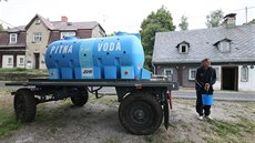 Jednou z obcí, která už letos potřebovala dovážet vodu v cisternách, je Jiříkov... Jednou z obcí, která už letos potřebovala dovážet vodu v cisternách, je Jiříkov...