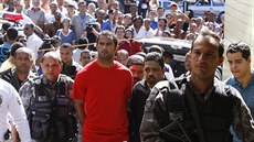 Brazilský brankář Bruno Fernandes de Souza v rukou policie. Brazilský brankář Bruno Fernandes de Souza v rukou policie.