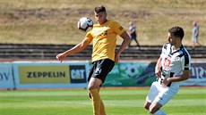 Jan Mejdr (vlevo) ze Sokolova u míče, brání ho Fahrudin Djurdevič z Hradce... Jan Mejdr (vlevo) ze Sokolova u míče, brání ho Fahrudin Djurdevič z Hradce...