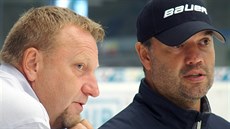 První trénink Chomutova na ledě pod vedením Martina Štrby (vpravo). Diskutuje s... První trénink Chomutova na ledě pod vedením Martina Štrby (vpravo). Diskutuje s...