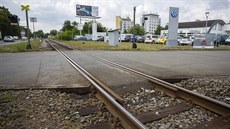 Přejezd v Přílukách vede z hlavní cesty od Vizovic přes koleje do průmyslového... Přejezd v Přílukách vede z hlavní cesty od Vizovic přes koleje do průmyslového...