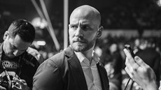 Pavol Neruda sleduje probíhající turnaj organizace Oktagaon MMA.