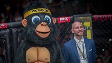 Pavol Neruda a maskot organizace Oktagaon MMA.