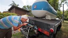 Pitnou vodu pro lidi v Kopaninách zajišťuje cisterna. Jedno její naplnění vyjde... Pitnou vodu pro lidi v Kopaninách zajišťuje cisterna. Jedno její naplnění vyjde...