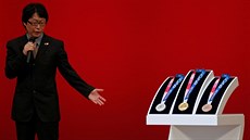 Junii Kawanii pedstavuje medaile, které navrhl pro tokijskou olympiádu.