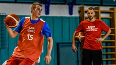 Jakub Tůma se na tréninku českých basketbalistů ocitl pod dohledem asistenta... Jakub Tůma se na tréninku českých basketbalistů ocitl pod dohledem asistenta...