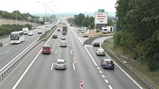 Uzavřený sjezd z dálnice řidiče nezastavil. Projížděli i kolem strojů, které už... Uzavřený sjezd z dálnice řidiče nezastavil. Projížděli i kolem strojů, které už...