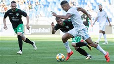 Momentka z duelu Slovan Bratislava (bílá) - Feronikeli Momentka z duelu Slovan Bratislava (bílá) - Feronikeli