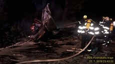 Tragická nehoda, při níž uhořel pětadvacetiletý spolujezdec, se stala v obci... Tragická nehoda, při níž uhořel pětadvacetiletý spolujezdec, se stala v obci...