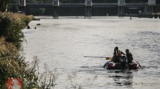 Policie v Pardubicích od pátečního večera pátrá po muži, který před zraky... Policie v Pardubicích od pátečního večera pátrá po muži, který před zraky...