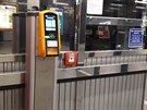 Dopravní podnik hl.m. Prahy instaluje postupně do stanic metra zcela nová zařízení. Nahrazují již vysloužilé validátory. Tato zařízení umožňují bezkontaktní nákup jízdenky jako třeba v tramvaji. Navíc cestující si může ověřit platnost kupónu na Lítačce. V Dopravní podnik hl.m. Prahy instaluje postupně do stanic metra zcela nová zařízení. Nahrazují již vysloužilé validátory. Tato zařízení umožňují bezkontaktní nákup jízdenky jako třeba v tramvaji. Navíc cestující si může ověřit platnost kupónu na Lítačce. V