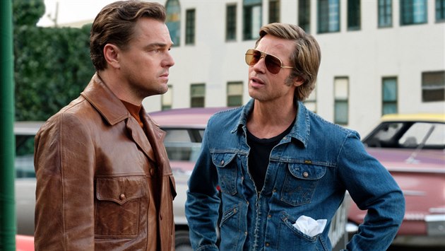 Leonardo DiCaprio a Brad Pitt ve filmu Tenkrát v Hollywoodu Leonardo DiCaprio a Brad Pitt ve filmu Tenkrát v Hollywoodu