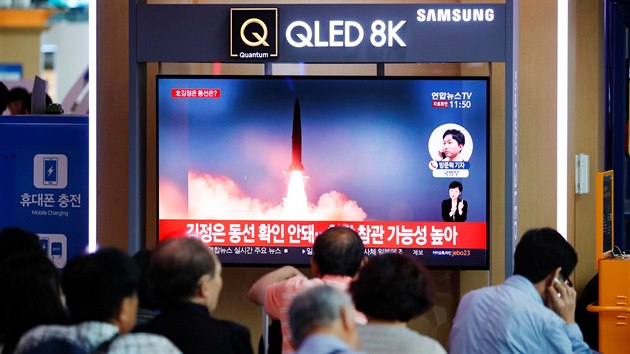 Lid v Soulu sleduj televizn zpravodajstv vnovan odplen severokorejskch raket. (31. ervence 2019)