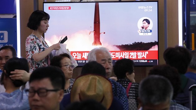 Zpravodajstv jihokorejsk televize v Soulu o odplen severokorejskch raket. (31. ervence 2019)