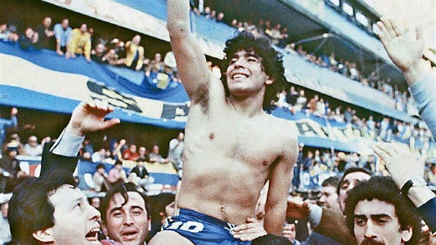 Bh. Ne mu padl k nohm svt, nosili jej na rukou v Buenos Aires. Takto jej oslavovali fanouci tmu Boca Juniors na stadionu La Bombonera v roce 1981.