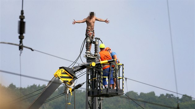 Mu na ndra v Dn vylezl na stor traknho veden a zablokoval tm vlaky. (30. ervence 2019)