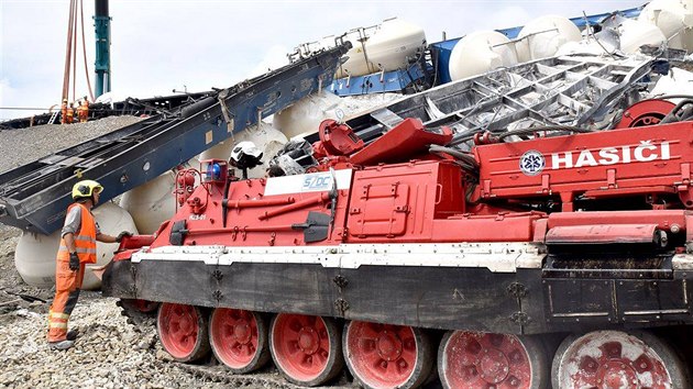 Hasii nasadili na vyprotn vykolejench vagon u Marinskch Lzn vyproovac tanky.