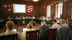 Na pondělním mimořádném zasedání zastupitelstva Jihlavy, svolaném na žádost... Na pondělním mimořádném zasedání zastupitelstva Jihlavy, svolaném na žádost...