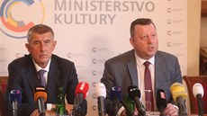 Konící ministr kultury Antonín Stank a premiér Andrej Babi po spoleném...