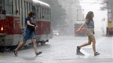 Prahou se prohnaly silné bouřky, které v některých částech metropole způsobily... Prahou se prohnaly silné bouřky, které v některých částech metropole způsobily...
