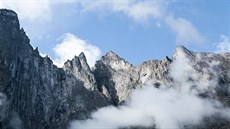 Skalní stěna Trollveggen nad údolím Romsdalen. Skalní stěna Trollveggen nad údolím Romsdalen.
