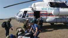 lenové záchranáské ety nastupují do vrtulníku v ruském Jakutsku.