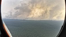 Pohled z vrtulníku na hoící lesy v ruském Jakutsku.