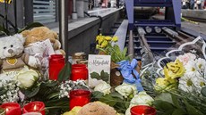 Lidé položili květiny a svíčky na hlavním nádraží ve Frankfurtu, kde Eritrejec... Lidé položili květiny a svíčky na hlavním nádraží ve Frankfurtu, kde Eritrejec...