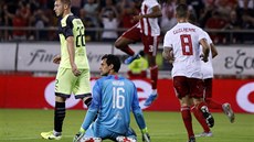 Plzeňský brankář Aleš Hruška na kolenou, právě po svém zaváhání inkasoval gól... Plzeňský brankář Aleš Hruška na kolenou, právě po svém zaváhání inkasoval gól...