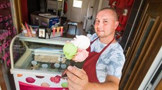 Michal Říha začal na rodinné včelí farmě v Pravčicích vyrábět i zmrzlinu. Michal Říha začal na rodinné včelí farmě v Pravčicích vyrábět i zmrzlinu.