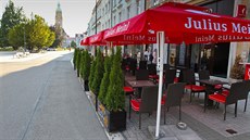Pohled na jednu z restauračních zahrádek v centru Prostějova využívajících k... Pohled na jednu z restauračních zahrádek v centru Prostějova využívajících k...