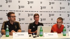 Nicolo Sarti (uprostřed), šéftrenér projektu Juventus Academy, vypráví o... Nicolo Sarti (uprostřed), šéftrenér projektu Juventus Academy, vypráví o...