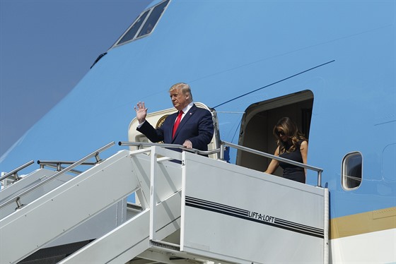 Prezident Donald Trump a první dáma Melanie Trumpová pi píletu do msta...