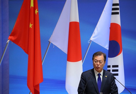 Jihokorejský prezident Mun e-in v Tokiu na obchodním summitu mezi Jiní...