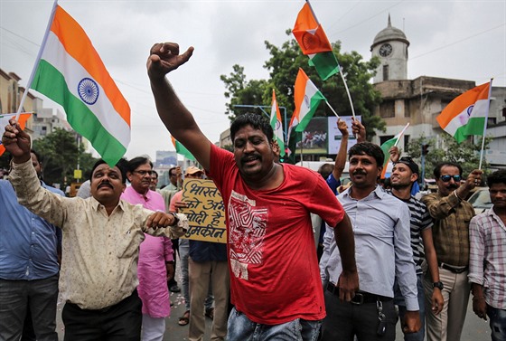 Píznivci vládní Indické lidové strany (BJP) v Ahmádabádu oslavují naízení o...