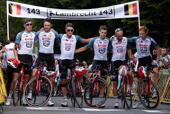 Cyklisté ze stáje Lotto Soudal uctili svého paráka Bjorga Lambrechta.