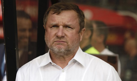 Plzeský trenér Pavel Vrba pozoruje utkání tetího pedkola Evropské ligy v...