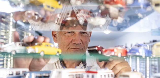 Eduard Paízek ve svém muzeu kovových model autíek