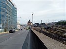 Doufám, že se někdy konečně dočkáme obnovy tramvajové tratě k Hlavnímu nádraží ve směru od Vinohradské, lidé často používají tento úzký chodníček ke zkrácení cesty na vlak. Nebylo by od věci při neustále odkládané „humanizaci“ Severojižní magistrály tento Doufám, že se někdy konečně dočkáme obnovy tramvajové tratě k Hlavnímu nádraží ve směru od Vinohradské, lidé často používají tento úzký chodníček ke zkrácení cesty na vlak. Nebylo by od věci při neustále odkládané „humanizaci“ Severojižní magistrály tento