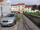 Vrak obrůstající zelení zde nikomu nevadí. Vrak obrůstající zelení zde nikomu nevadí.