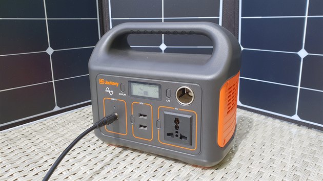 Powerbanka Jackery Explorer 240 v testu bez problémů „utáhla“ dvě 60W žárovky a 40W ventilátor (současně), nebo kancelářský desktop s monitorem. Powerbanka Jackery Explorer 240 v testu bez problémů „utáhla“ dvě 60W žárovky a 40W ventilátor (současně), nebo kancelářský desktop s monitorem.