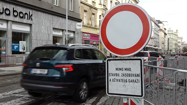 Řidiči ignorují zákaz vjezdu v Bělehradské ulici