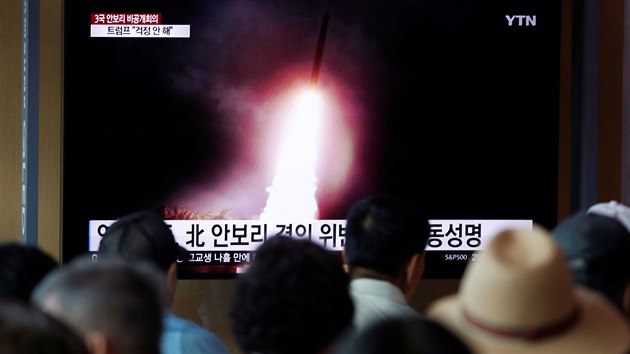 Lid v Soulu sleduj zpravodajstv z KLDR, kter odplila dal balistick stely. (2. srpna 2019)