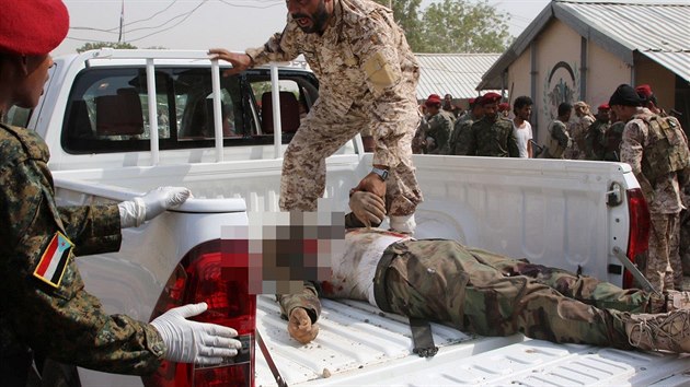 Vojk pemsuje mrtv tlo po toku na vojenskou pehldku pro nov pijat vojky v jemenskm Adenu (1. 8. 2019).