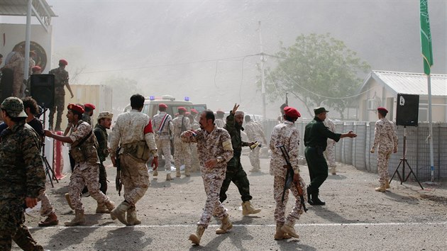 Vojci spchaj na pomoc zrannm po raketovm toku na pehldku bhem promoce pro nov pijat vojky v Adenu v Jemenu. (1. srpna 2019)