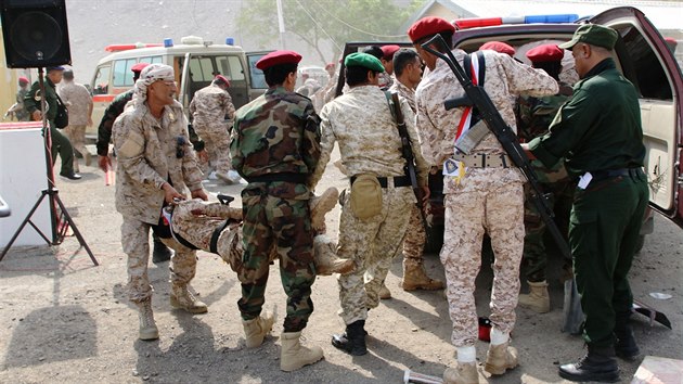 Vojci odnej zrann po toku na vojensk prvod bhem ceremonie pro nov pijat vojky v Adenu v Jemenu. (1. srpna 2019)